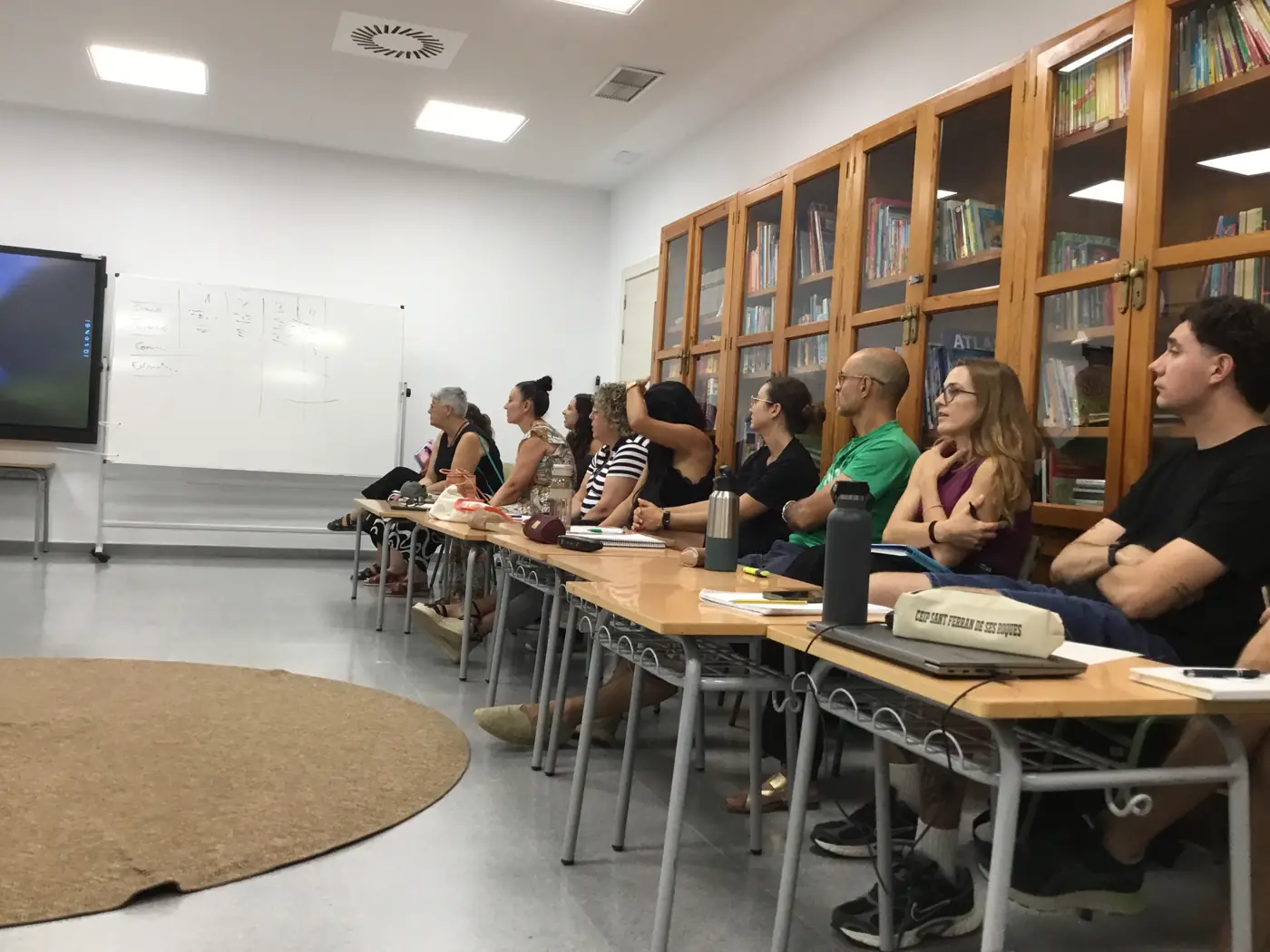 Docents del CEIP Sant Ferran asseguts a la biblioteca durant la primera sessió